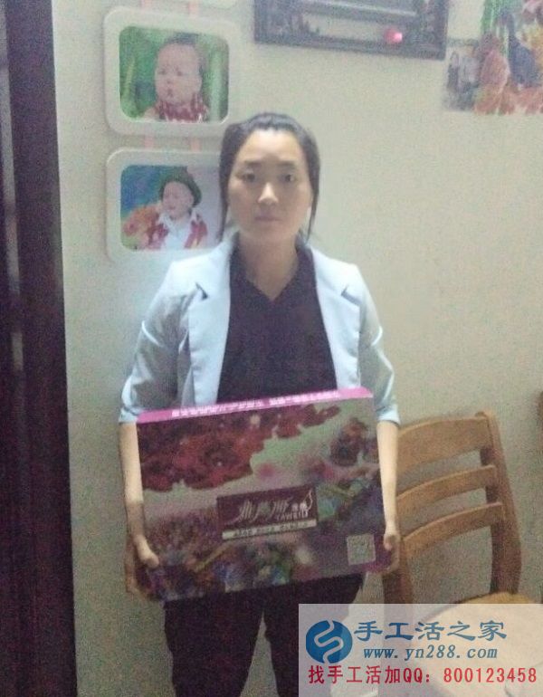 河南平頂山寶媽張女士業(yè)余時間做手工活串珠繡，賺錢不誤帶孩子！(圖1)