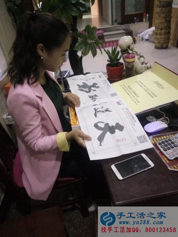 工作之余適合做點(diǎn)什么樣的兼職活？湖北襄陽劉女士找到手工活串珠繡(圖1)