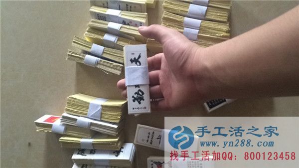 在快遞小哥搬快遞時(shí)，工作人員在整理不粘膠