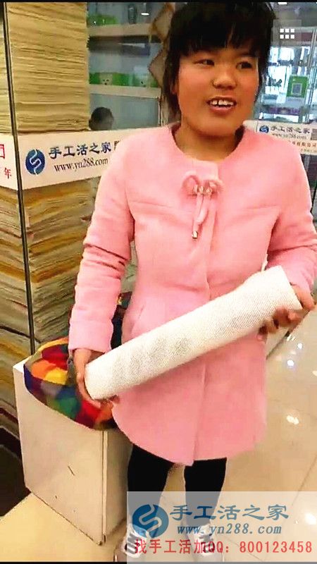 武安老客戶袁亞云冒雨來(lái)交貨，手工活之家成就一個(gè)平凡女人的不凡人生