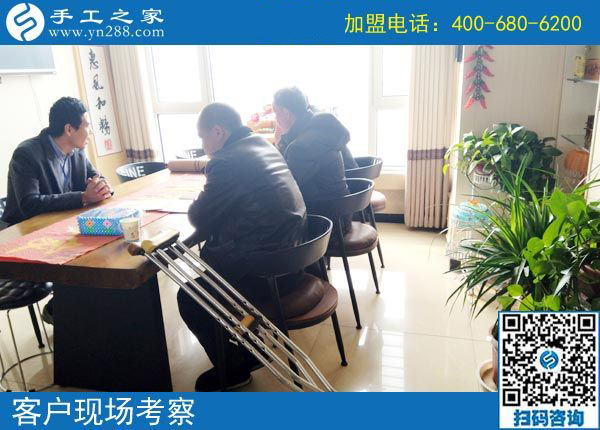 湖南一50歲殘疾老人拄著雙拐，2000多里路程來(lái)到手工之家為哪般？(圖2)