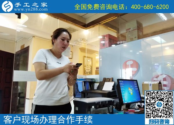 7月21日，在家賺錢的手工活，可以在家做的手工活就是珠繡串珠手工活外發(fā)，手工之家接待考察加工客戶剪影