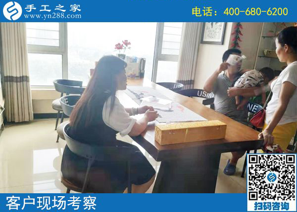 7月31日，月末來合作，想在家做手工活掙錢的人選擇了珠繡，手工之家接待考察加工客戶剪影