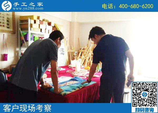 8月14日，把手工活拿回家做，這里的珠繡個人定制很受歡迎，手工之家接待考察加工客戶剪影