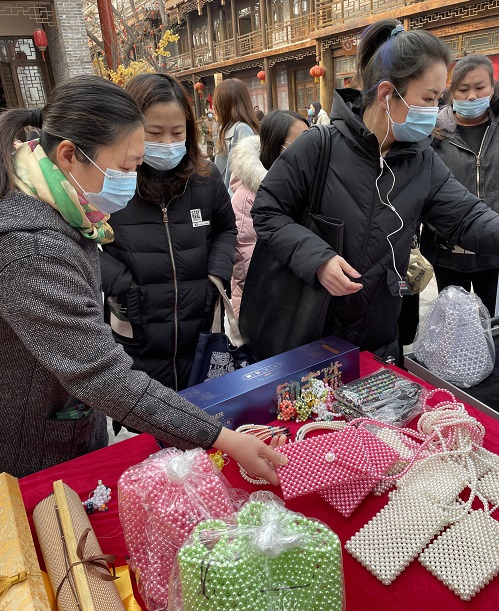 祝福三·八婦女節(jié)，勵志珠珠繡添風采！------記手工之家參加“幸福叢臺、巾幗添彩”手工藝品展