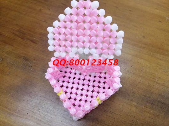 4月27日，實地考察，找到了正規(guī)廠家的手工活，可以帶回家做的手工活要先確定合作企業(yè)正規(guī)可靠，圖為勵志珠珠繡串珠手工產(chǎn)品實拍