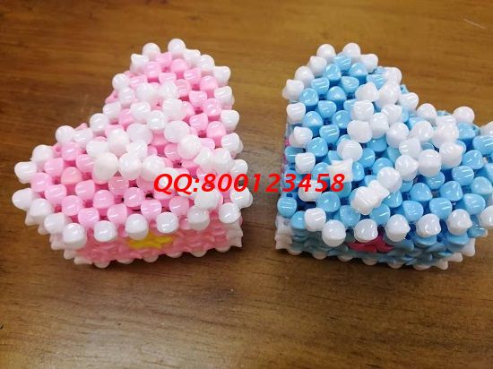 4月27日，實地考察，找到了正規(guī)廠家的手工活，可以帶回家做的手工活要先確定合作企業(yè)正規(guī)可靠，圖為勵志珠珠繡串珠手工產(chǎn)品實拍