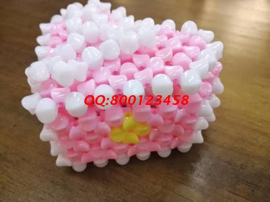 4月27日，實地考察，找到了正規(guī)廠家的手工活，可以帶回家做的手工活要先確定合作企業(yè)正規(guī)可靠，圖為勵志珠珠繡串珠手工產(chǎn)品實拍