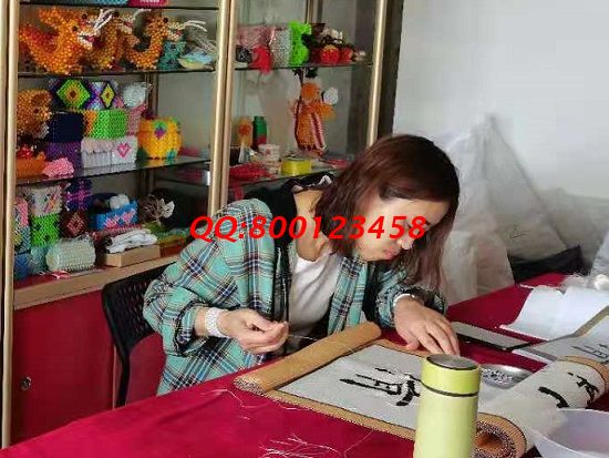 4月30日，不了解就實(shí)地考察，了解了就要行動(dòng)，做手工活掙錢，珠繡拿回家做的手工活成為大家共同的選擇，圖為一些優(yōu)秀繡娘提前到進(jìn)行手工技能學(xué)習(xí)