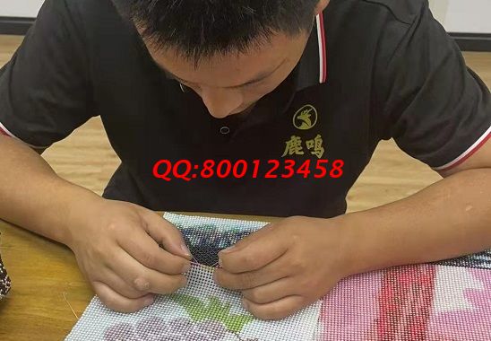 9月5日，實(shí)地考察、詳細(xì)了解，這個(gè)拿回家做的手工活讓人放心，在家足不出戶做勵(lì)志珠珠繡手工能掙錢(qián)，圖為手工之家接待考察合作加工客戶剪影