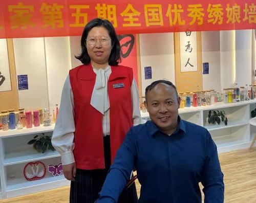 10月4日，拿回家做的手工活，珠繡串珠手工活代理加工項目的加工材料都有啥？看看就知道，圖為手工之家第五期優(yōu)秀繡娘培訓會剪影