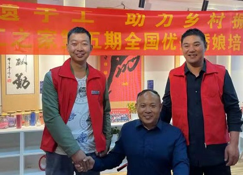 10月4日，拿回家做的手工活，珠繡串珠手工活代理加工項目的加工材料都有啥？看看就知道，圖為手工之家第五期優(yōu)秀繡娘培訓會剪影