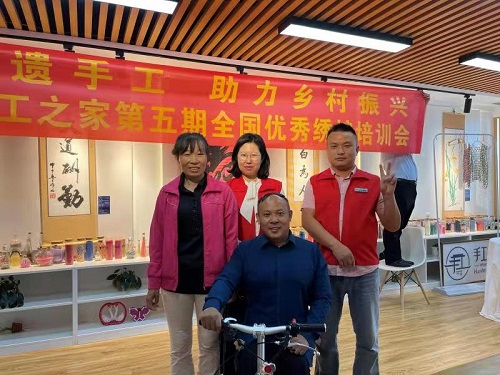 10月4日，拿回家做的手工活，珠繡串珠手工活代理加工項目的加工材料都有啥？看看就知道，圖為手工之家第五期優(yōu)秀繡娘培訓會剪影
