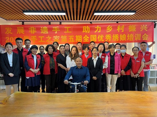 10月4日，拿回家做的手工活，珠繡串珠手工活代理加工項目的加工材料都有啥？看看就知道，圖為手工之家第五期優(yōu)秀繡娘培訓會剪影