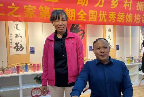 10月7日，正規(guī)可靠，拿回家做的手工活，可以寄到家做的手工活代理加工項(xiàng)目，就選這里，圖為手工之家優(yōu)秀繡娘培訓(xùn)會剪影