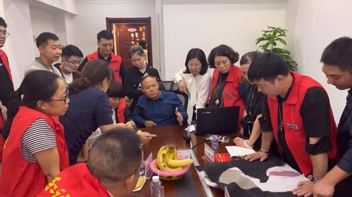 10月8日，重服務(wù)、講信譽(yù)，在家做手工活，可以帶回家做的手工活，大家都選這個(gè)十多年的老企業(yè)，圖為手工之家優(yōu)秀繡娘培訓(xùn)會(huì)剪影