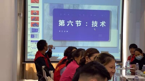 10月8日，重服務(wù)、講信譽(yù)，在家做手工活，可以帶回家做的手工活，大家都選這個(gè)十多年的老企業(yè)，圖為手工之家優(yōu)秀繡娘培訓(xùn)會(huì)剪影