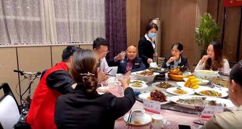 10月9日，實(shí)地考察，想接正規(guī)廠家的手工活，拿回家做的手工活就選非遺項(xiàng)目勵(lì)志珠珠繡，圖為手工之家第五期優(yōu)秀繡娘培訓(xùn)會(huì)接待剪影