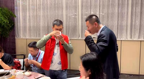 10月9日，實(shí)地考察，想接正規(guī)廠家的手工活，拿回家做的手工活就選非遺項(xiàng)目勵(lì)志珠珠繡，圖為手工之家第五期優(yōu)秀繡娘培訓(xùn)會(huì)接待剪影
