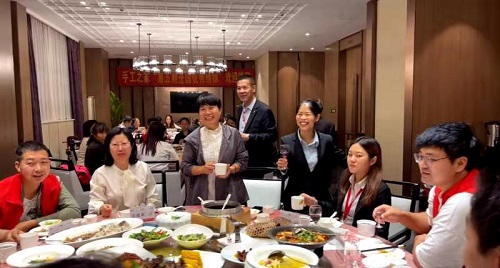 10月9日，實(shí)地考察，想接正規(guī)廠家的手工活，拿回家做的手工活就選非遺項(xiàng)目勵(lì)志珠珠繡，圖為手工之家第五期優(yōu)秀繡娘培訓(xùn)會(huì)接待剪影