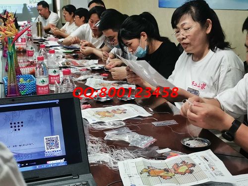 10月11日，想接正規(guī)廠家的手工活，找拿回家做的手工活，看好這兩點(diǎn)，可以放心選擇了，圖為手工之家優(yōu)秀繡娘往期培訓(xùn)會剪影