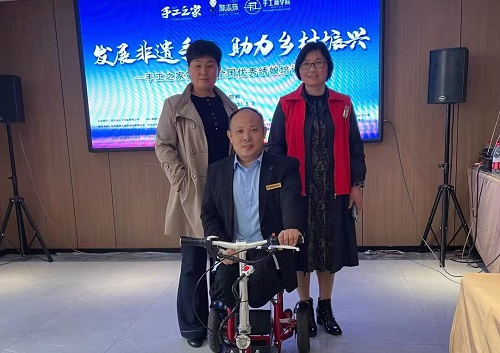 10月14日，手工活拿回家做，想接正規(guī)廠家的手工活，選擇非遺項目勵志珠珠繡的人很多，圖為手工之家歷次優(yōu)秀繡娘培訓(xùn)會部分參訓(xùn)人員與郝總合影