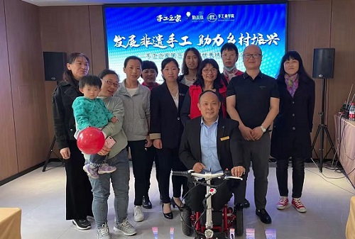 10月14日，手工活拿回家做，想接正規(guī)廠家的手工活，選擇非遺項目勵志珠珠繡的人很多，圖為手工之家歷次優(yōu)秀繡娘培訓(xùn)會部分參訓(xùn)人員與郝總合影