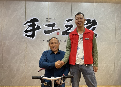 10月14日，手工活拿回家做，想接正規(guī)廠家的手工活，選擇非遺項目勵志珠珠繡的人很多，圖為手工之家歷次優(yōu)秀繡娘培訓(xùn)會部分參訓(xùn)人員與郝總合影