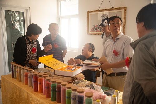 10月29日，拿回家做的手工活，想接正規(guī)企業(yè)的手工活，實地考察重不重要？圖為手工之家創(chuàng)始人參加一些活動的剪影