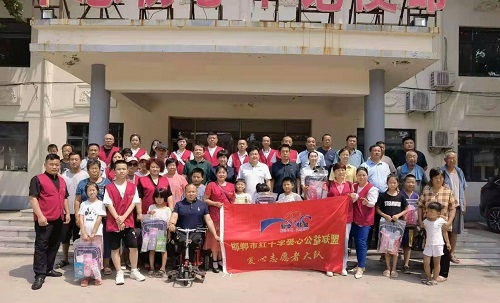10月29日，拿回家做的手工活，想接正規(guī)企業(yè)的手工活，實地考察重不重要？圖為手工之家創(chuàng)始人參加一些活動的剪影