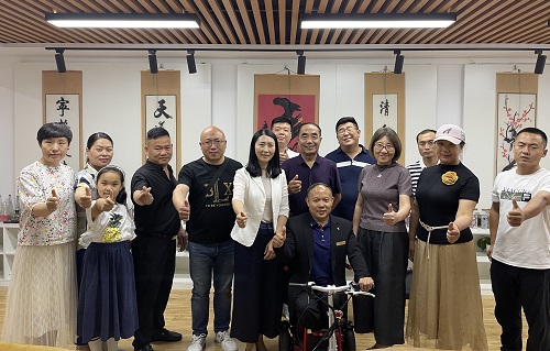 10月29日，拿回家做的手工活，想接正規(guī)企業(yè)的手工活，實地考察重不重要？圖為手工之家創(chuàng)始人參加一些活動的剪影