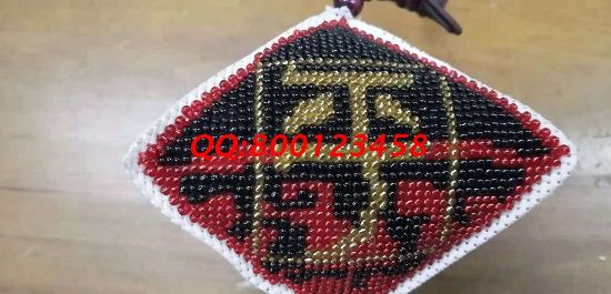 11月10日，想做手工活掙錢，正規(guī)手工活外發(fā)加工項目可以自己做，也可以代理加工，圖為勵志珠珠繡小飾品成品實拍