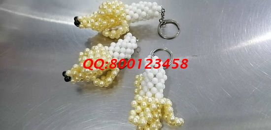 12月13日，拿回家做的手工活，珠繡串珠外發(fā)手工活衛(wèi)生安全，很多人都選擇，圖為勵志珠珠繡串珠產(chǎn)品實(shí)拍(圖1)