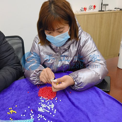 3月2日，帶回家做的手工活，珠繡串珠代加工手工活是手工之家外發(fā)加工的手工活項(xiàng)目，圖為加工人員來(lái)手工之家現(xiàn)場(chǎng)學(xué)習(xí)手工技能剪影