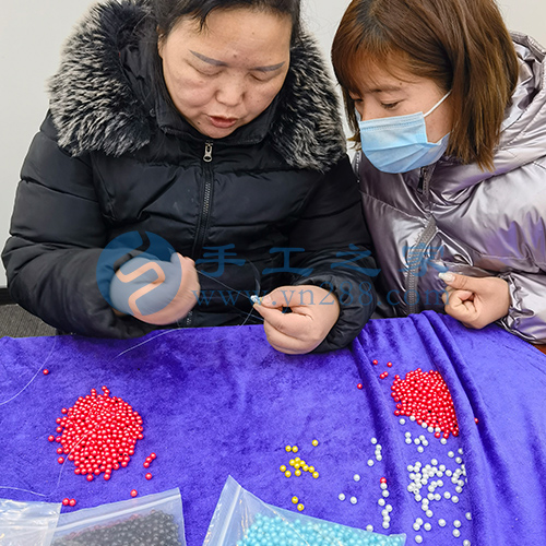 3月2日，帶回家做的手工活，珠繡串珠代加工手工活是手工之家外發(fā)加工的手工活項(xiàng)目，圖為加工人員來(lái)手工之家現(xiàn)場(chǎng)學(xué)習(xí)手工技能剪影