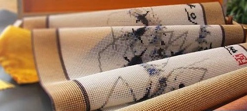 3月13日，在家做手工活，正規(guī)手工活外發(fā)加工企業(yè)的材料倉庫，是這樣對外寄發(fā)材料的，圖為勵志珠珠繡成品細節(jié)實拍