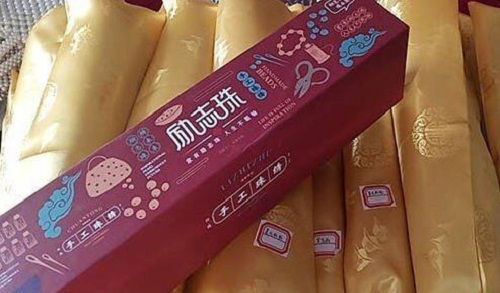 3月21日，可以在家做的手工活，真實(shí)可靠的手工活加工，手工之家對加工人員有一些要求，圖為勵(lì)志珠珠繡串珠手工產(chǎn)品實(shí)拍
