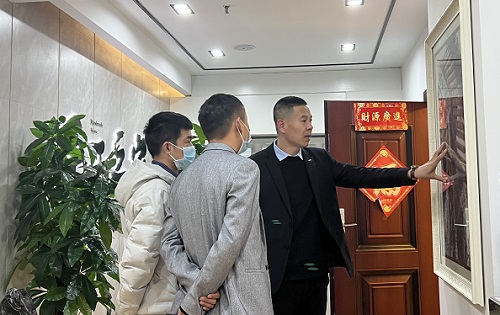 3月23日，想接正規(guī)廠家的手工活，純手工活外發(fā)加工項(xiàng)目，十多年的手工之家有非遺傳統(tǒng)手工珠繡，圖為手工之家接待考察合作加工客戶剪影