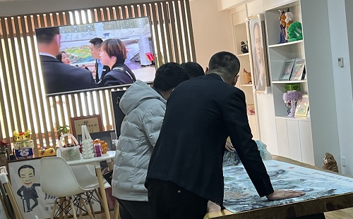 3月23日，想接正規(guī)廠家的手工活，純手工活外發(fā)加工項(xiàng)目，十多年的手工之家有非遺傳統(tǒng)手工珠繡，圖為手工之家接待考察合作加工客戶剪影