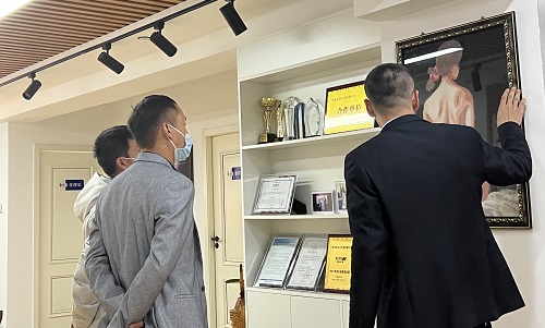 3月23日，想接正規(guī)廠家的手工活，純手工活外發(fā)加工項(xiàng)目，十多年的手工之家有非遺傳統(tǒng)手工珠繡，圖為手工之家接待考察合作加工客戶剪影