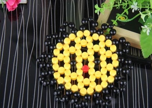 3月27日，年輕人也喜歡在家工作，把手工活拿回家做，手工之家會提供成品參考和驗收標(biāo)準，圖為勵志珠珠繡串珠手工產(chǎn)品剪影