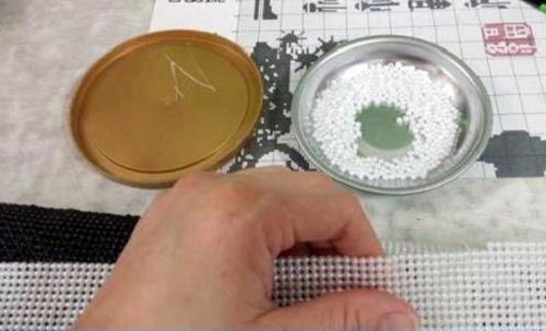 4月2日，在家做手工活掙錢，寄到家做的手工活，這個外發(fā)手工活的加工費如何結(jié)算？圖為勵志珠珠繡串珠手工產(chǎn)品剪影