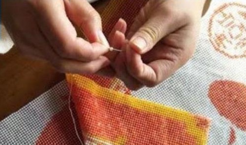 4月2日，在家做手工活掙錢，寄到家做的手工活，這個外發(fā)手工活的加工費如何結(jié)算？圖為勵志珠珠繡串珠手工產(chǎn)品剪影