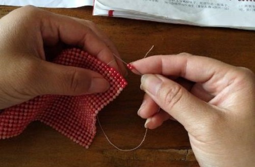 4月2日，在家做手工活掙錢，寄到家做的手工活，這個外發(fā)手工活的加工費如何結(jié)算？圖為勵志珠珠繡串珠手工產(chǎn)品剪影