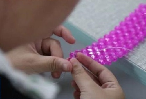 4月2日，在家做手工活掙錢，寄到家做的手工活，這個外發(fā)手工活的加工費如何結(jié)算？圖為勵志珠珠繡串珠手工產(chǎn)品剪影