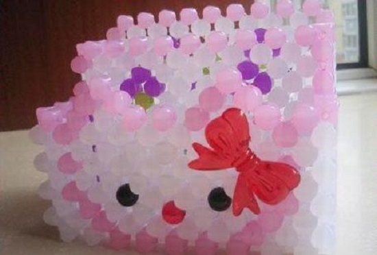 6月2日，在家做的手工活正規(guī)平臺(tái)，帶回家做手工活，手工之家在材料提供上也人性化，圖為勵(lì)志珠珠繡串珠手工產(chǎn)品剪影