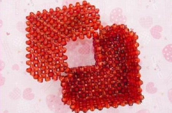 6月2日，在家做的手工活正規(guī)平臺(tái)，帶回家做手工活，手工之家在材料提供上也人性化，圖為勵(lì)志珠珠繡串珠手工產(chǎn)品剪影