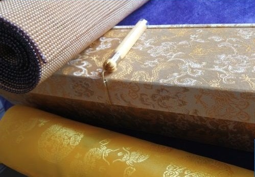 6月12日，拿回家做的手工活大批，可靠的手工活外發(fā)，不管什么合作方式，在手工之家都沒有后顧之憂，圖為勵(lì)志珠珠繡手工成品外包裝剪影