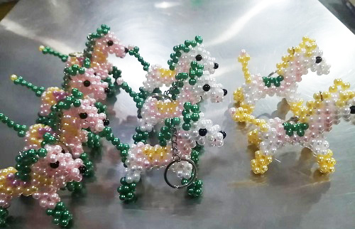 6月14日，全國正規(guī)手工活平臺有哪些，農(nóng)村手工活加工項目代，手工之家實現(xiàn)創(chuàng)業(yè)夢想的好地方，圖為勵志珠珠繡串珠手工產(chǎn)品剪影