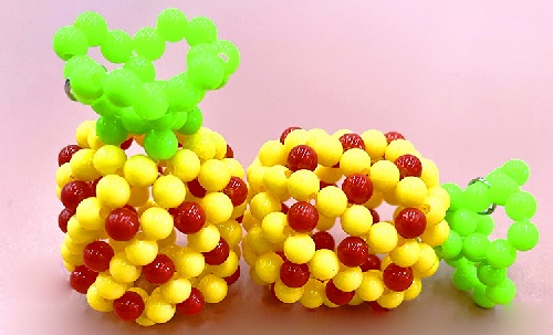 6月16日，正規(guī)手工活外發(fā)平臺(tái)，純手工活外發(fā)加工項(xiàng)目，手工之家的純手工產(chǎn)品發(fā)展有大空間，圖為勵(lì)志珠珠繡串珠手工產(chǎn)品剪影